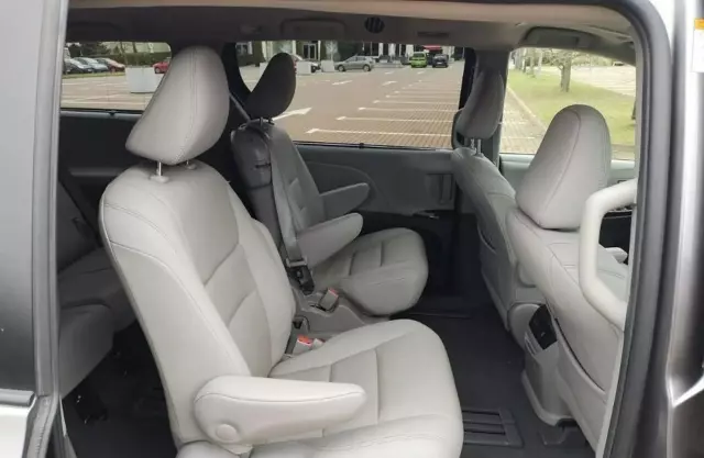 TOYOTA Sienna 