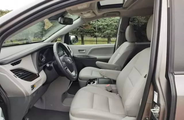 TOYOTA Sienna 