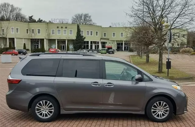 TOYOTA Sienna 