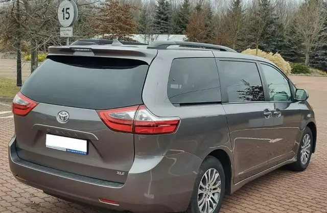 TOYOTA Sienna 