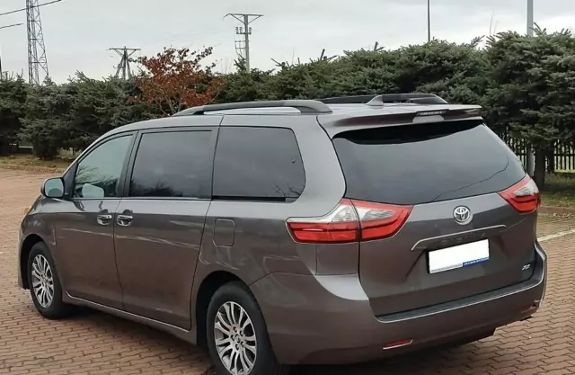 TOYOTA Sienna 