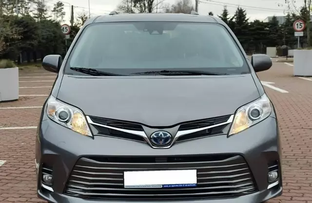 TOYOTA Sienna 