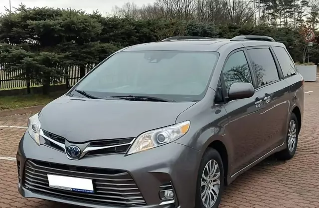 TOYOTA Sienna 