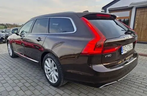 VOLVO V90 