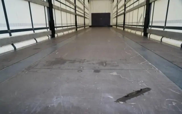 KRONE FIRANKA / 2024 ROK / KOSZ NA PALETY / 2 OSIE PODNOSZONE / MAŁO UŻYWANA / 