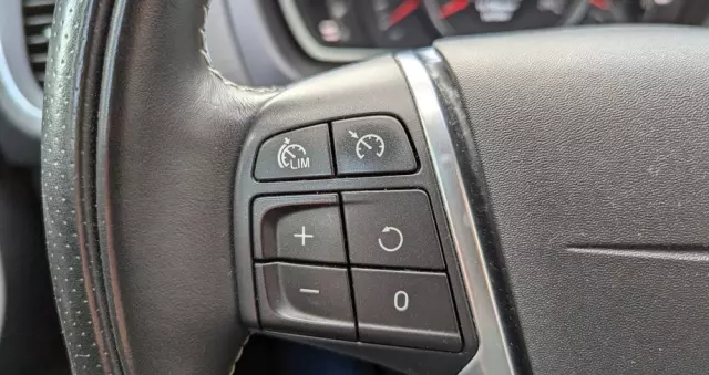 VOLVO V40 D3 Drive-E R-Design Kinetic