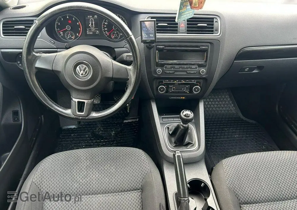 VOLKSWAGEN Jetta 