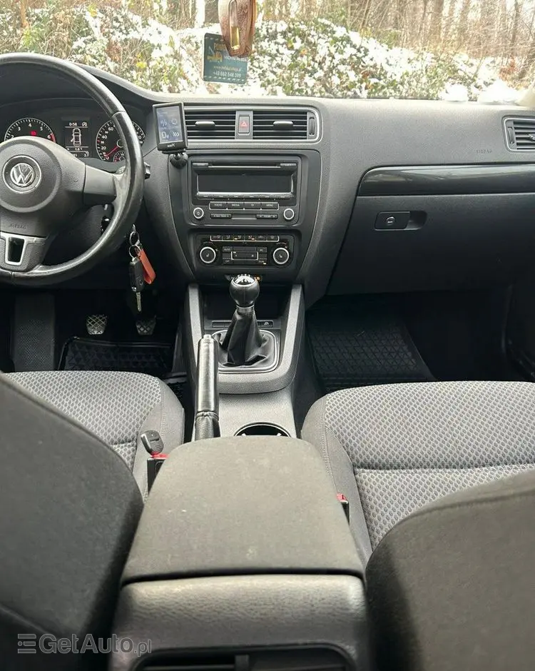 VOLKSWAGEN Jetta 