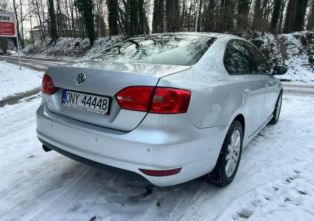 VOLKSWAGEN Jetta 