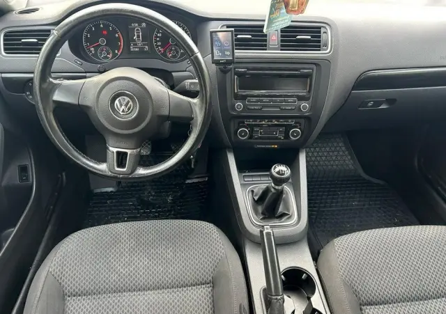 VOLKSWAGEN Jetta 