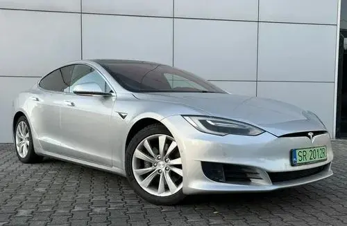 TESLA Model S 