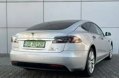 TESLA Model S 