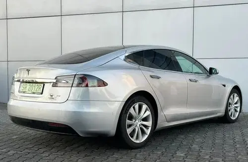 TESLA Model S 