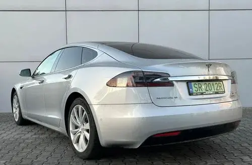 TESLA Model S 