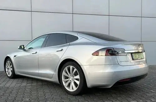 TESLA Model S 