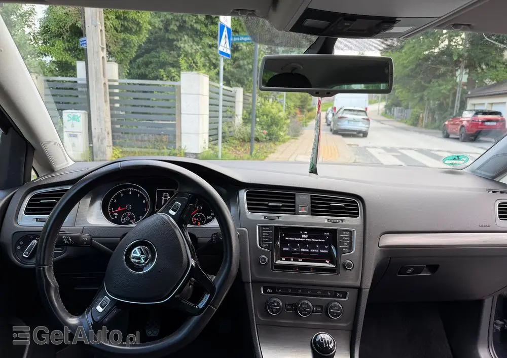 VOLKSWAGEN Golf 