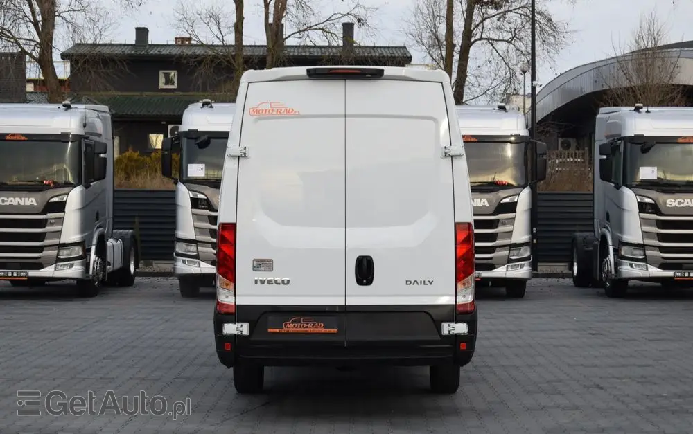 IVECO DAILY MAXI 35S14 / 2.3 - 140 KM / AUTOMAT HI-MATIC / NOWY MODEL / 3 OSOBY / DOSTAWCZE / BLASZAK / KAMERA COFANIA / TEMPOMAT / KLIMA / 2022 / SERWISOWANY / SPROWADZONY Z NIEMIEC 
