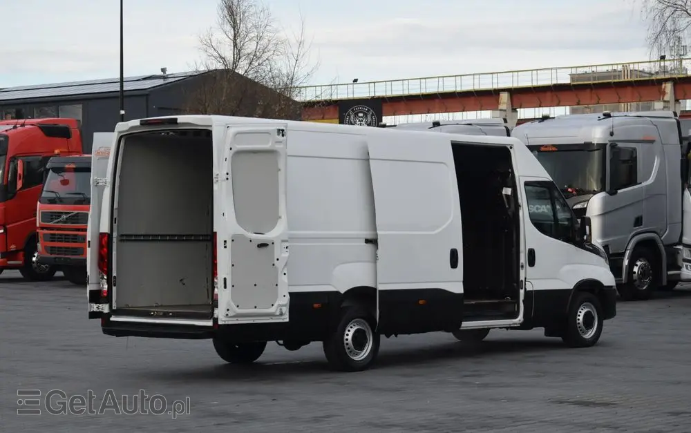 IVECO DAILY MAXI 35S14 / 2.3 - 140 KM / AUTOMAT HI-MATIC / NOWY MODEL / 3 OSOBY / DOSTAWCZE / BLASZAK / KAMERA COFANIA / TEMPOMAT / KLIMA / 2022 / SERWISOWANY / SPROWADZONY Z NIEMIEC 