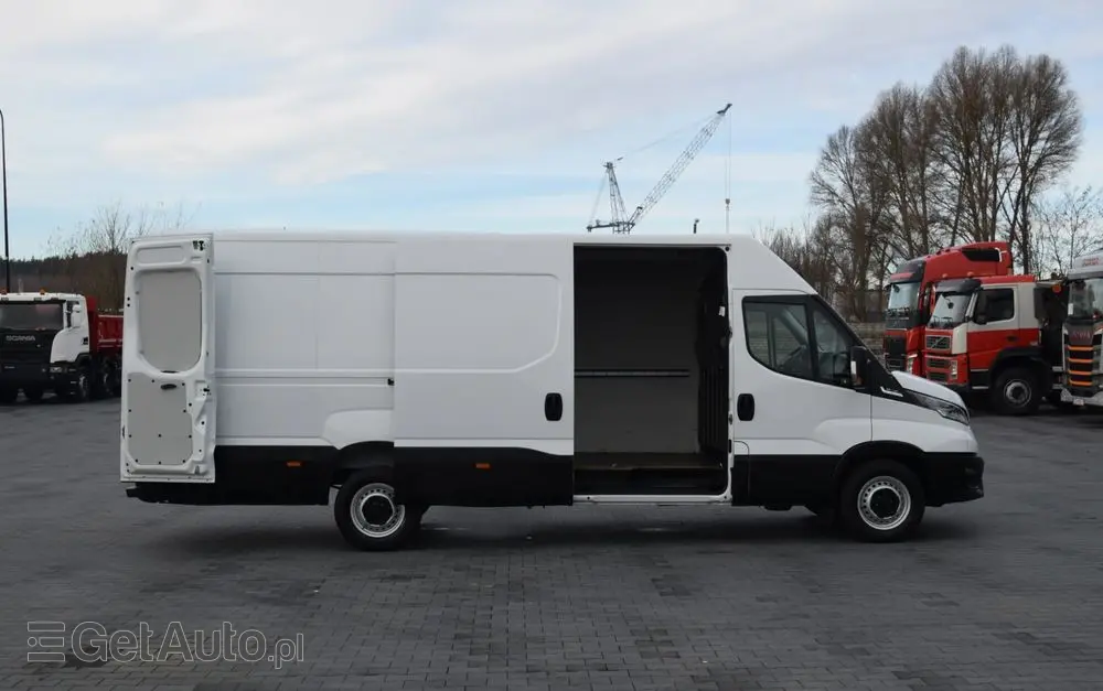 IVECO DAILY MAXI 35S14 / 2.3 - 140 KM / AUTOMAT HI-MATIC / NOWY MODEL / 3 OSOBY / DOSTAWCZE / BLASZAK / KAMERA COFANIA / TEMPOMAT / KLIMA / 2022 / SERWISOWANY / SPROWADZONY Z NIEMIEC 