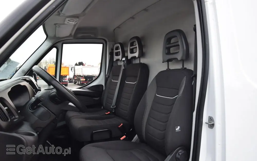 IVECO DAILY MAXI 35S14 / 2.3 - 140 KM / AUTOMAT HI-MATIC / NOWY MODEL / 3 OSOBY / DOSTAWCZE / BLASZAK / KAMERA COFANIA / TEMPOMAT / KLIMA / 2022 / SERWISOWANY / SPROWADZONY Z NIEMIEC 
