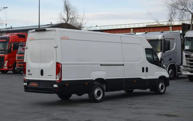 IVECO DAILY MAXI 35S14 / 2.3 - 140 KM / AUTOMAT HI-MATIC / NOWY MODEL / 3 OSOBY / DOSTAWCZE / BLASZAK / KAMERA COFANIA / TEMPOMAT / KLIMA / 2022 / SERWISOWANY / SPROWADZONY Z NIEMIEC 