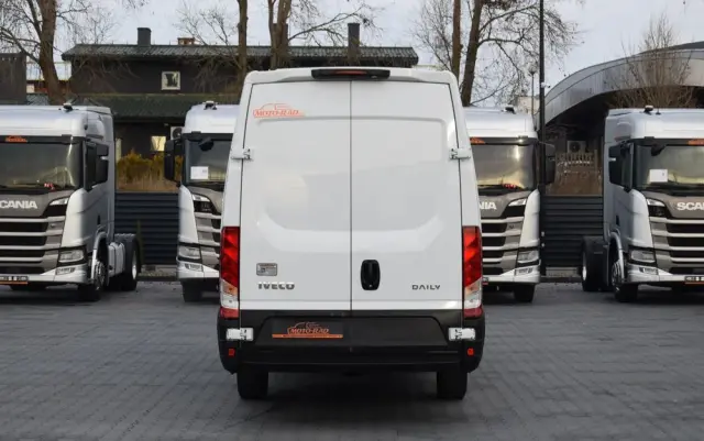 IVECO DAILY MAXI 35S14 / 2.3 - 140 KM / AUTOMAT HI-MATIC / NOWY MODEL / 3 OSOBY / DOSTAWCZE / BLASZAK / KAMERA COFANIA / TEMPOMAT / KLIMA / 2022 / SERWISOWANY / SPROWADZONY Z NIEMIEC 