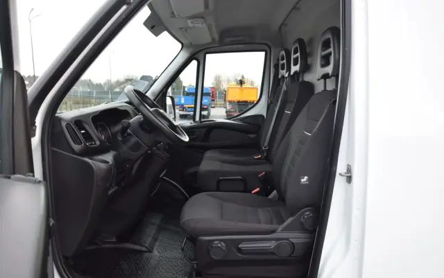 IVECO DAILY MAXI 35S14 / 2.3 - 140 KM / AUTOMAT HI-MATIC / NOWY MODEL / 3 OSOBY / DOSTAWCZE / BLASZAK / KAMERA COFANIA / TEMPOMAT / KLIMA / 2022 / SERWISOWANY / SPROWADZONY Z NIEMIEC 