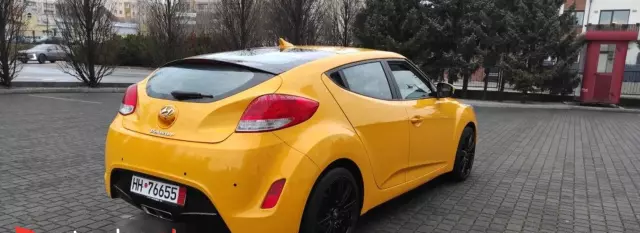 HYUNDAI Veloster 