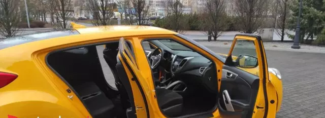 HYUNDAI Veloster 