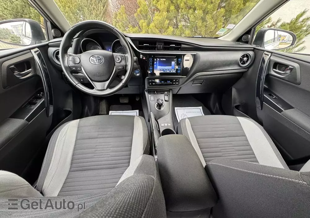 TOYOTA Auris 