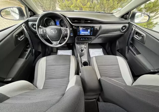 TOYOTA Auris 