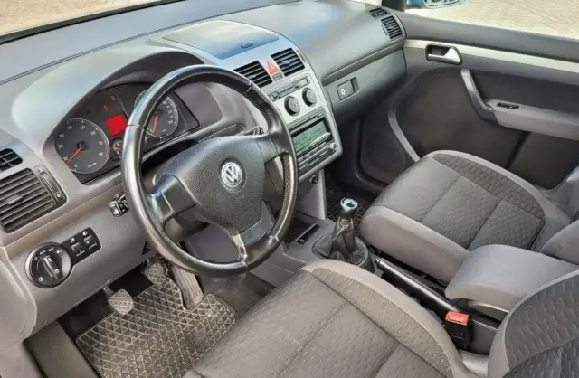 VOLKSWAGEN Touran 