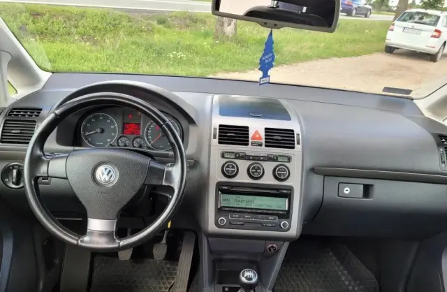 VOLKSWAGEN Touran 