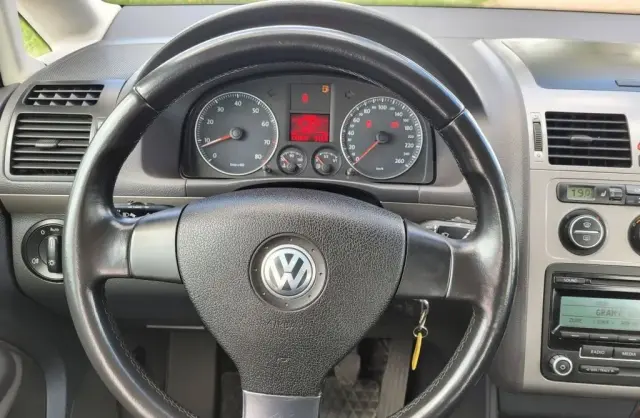 VOLKSWAGEN Touran 
