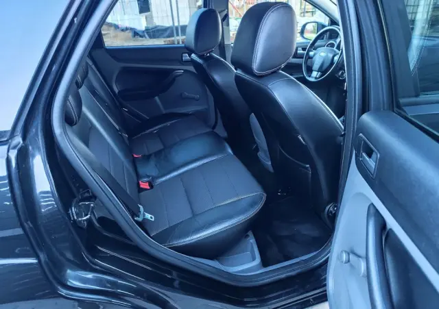 FORD Focus 1.6 Ti-VCT Black Magic