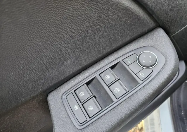RENAULT Clio TCe 90 TECHNO