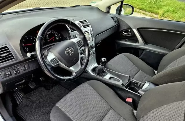 TOYOTA Avensis 