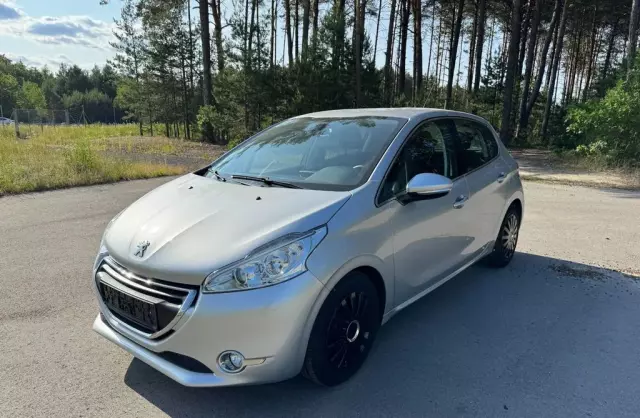 PEUGEOT 208 