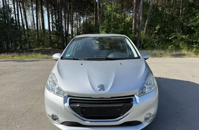 PEUGEOT 208 