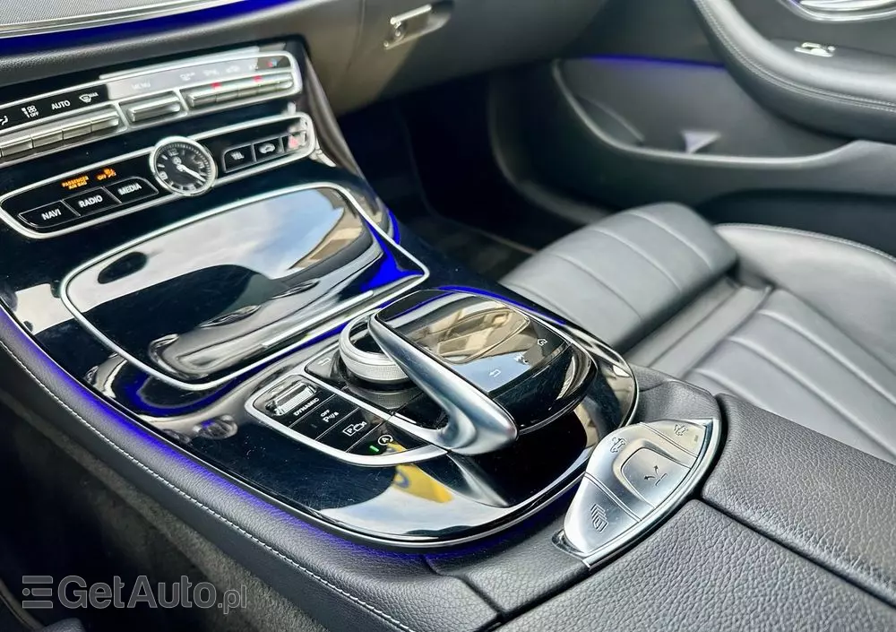 MERCEDES-BENZ Klasa E 200 Cabrio 9G-TRONIC AMG Line