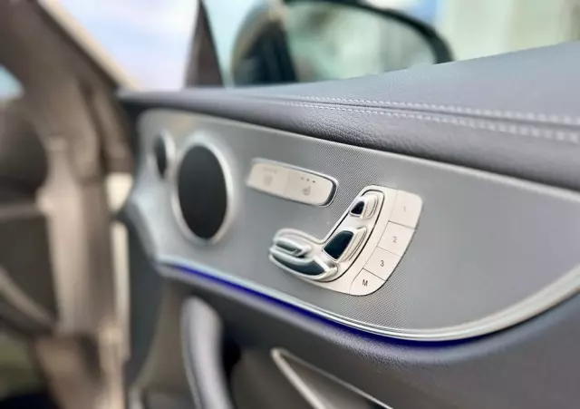 MERCEDES-BENZ Klasa E 200 Cabrio 9G-TRONIC AMG Line