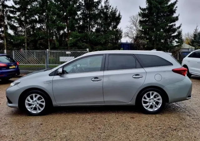 TOYOTA Auris Hybrid 135 Comfort