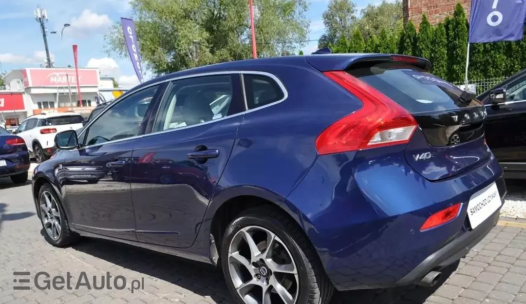 VOLVO V40 