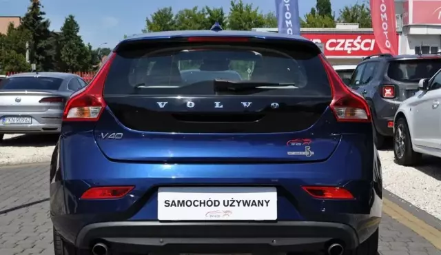 VOLVO V40 