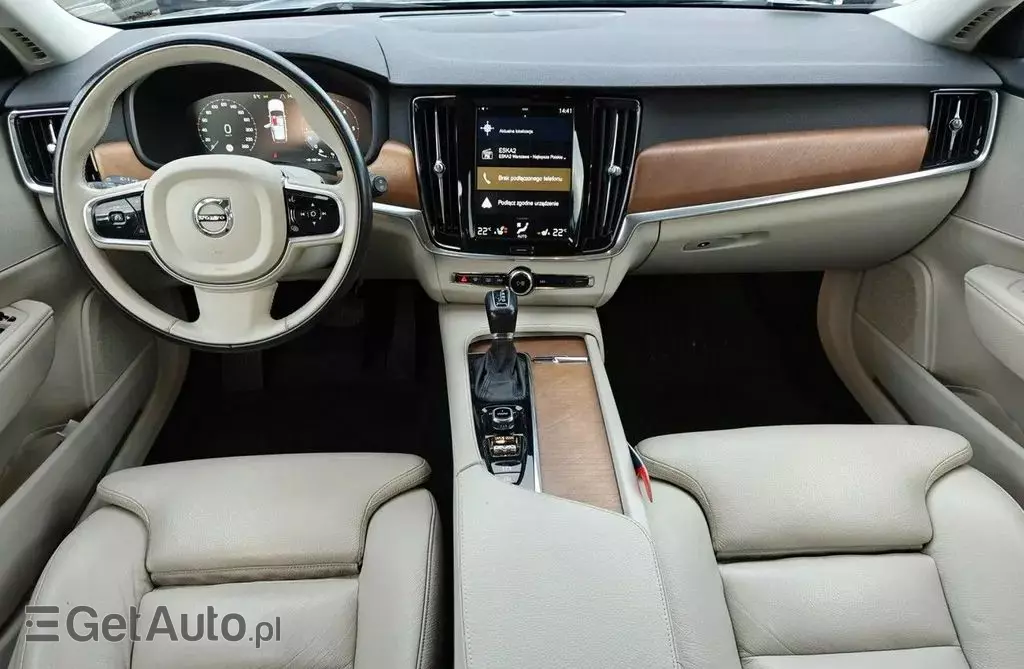VOLVO V90 
