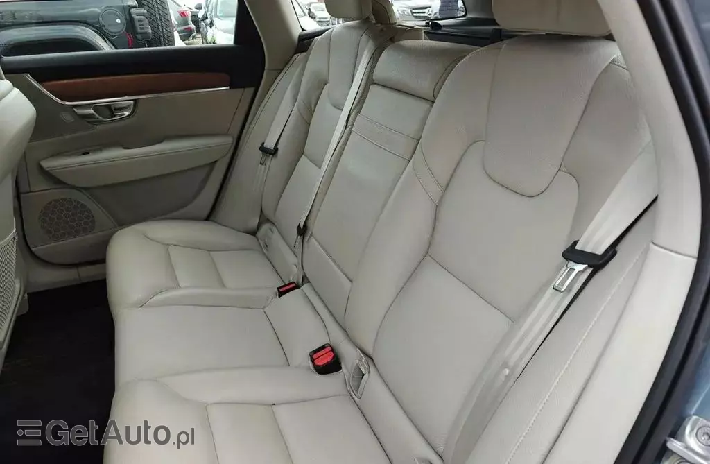 VOLVO V90 