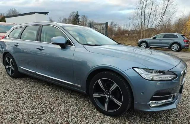 VOLVO V90 
