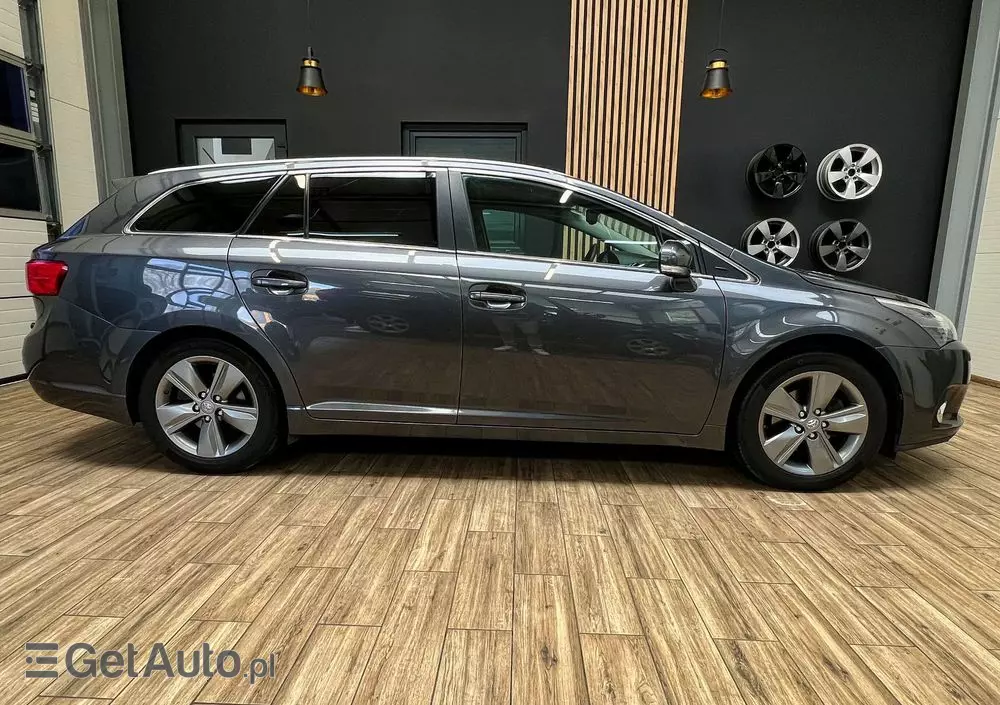 TOYOTA Avensis 1.8 Premium