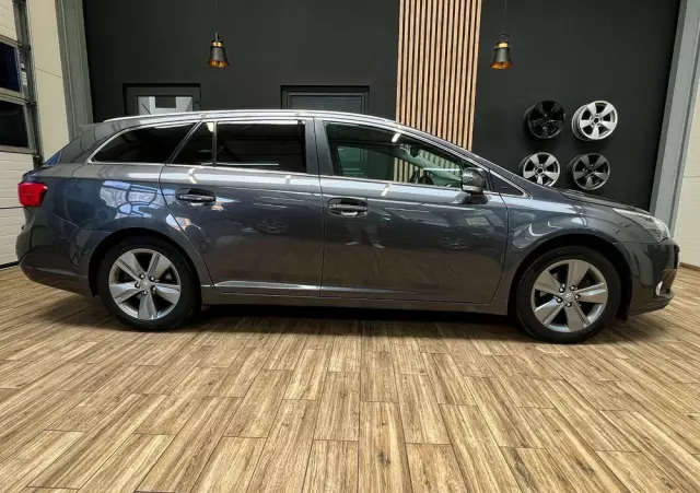 TOYOTA Avensis 1.8 Premium