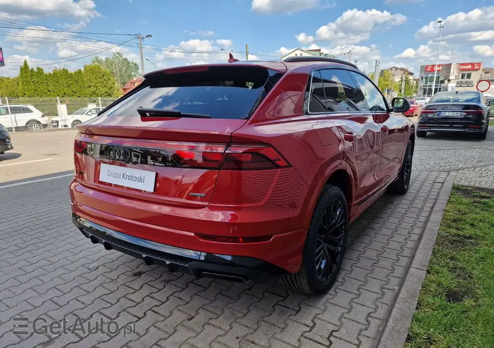 AUDI Q8 